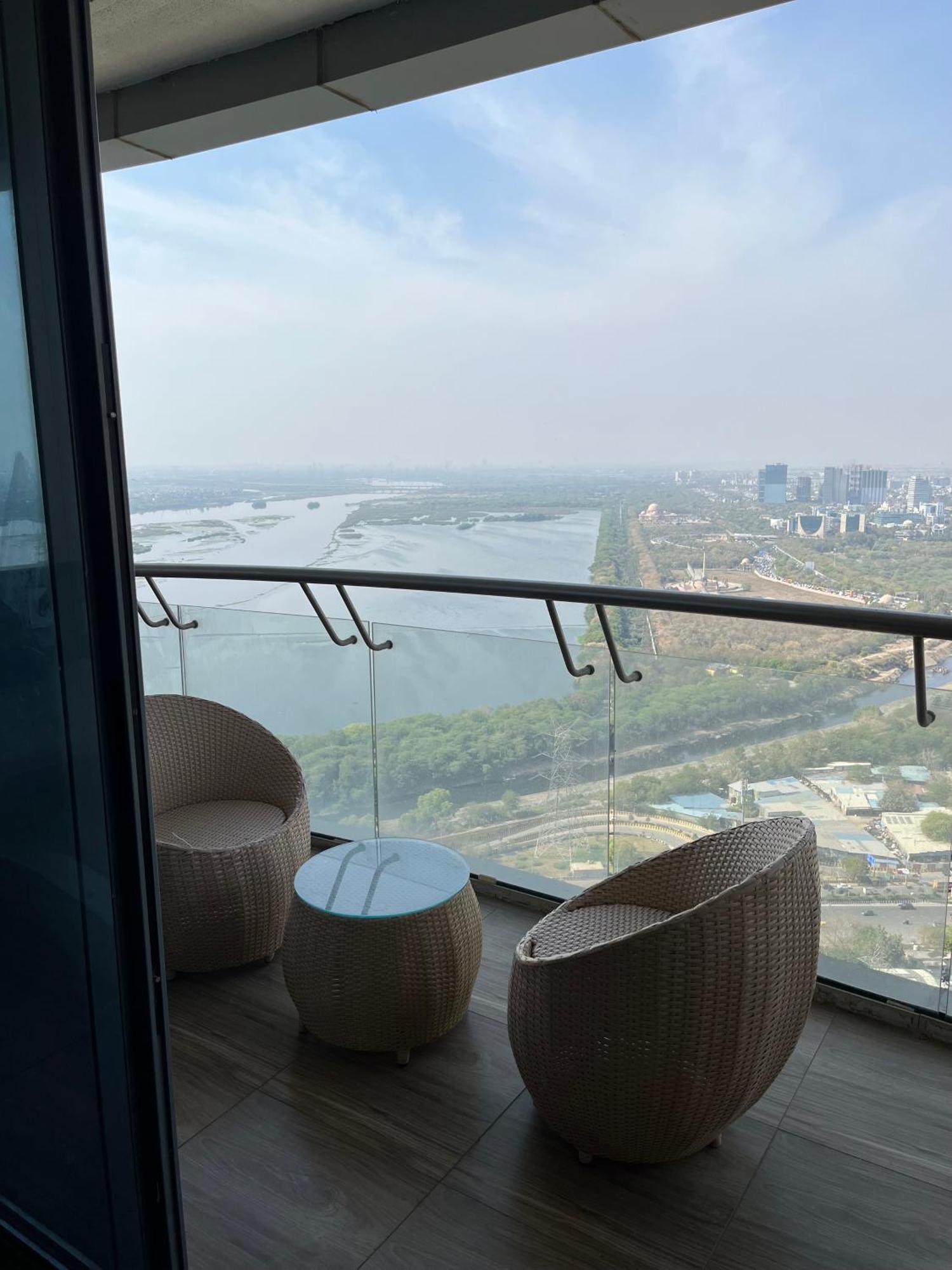 Apartment Supertech Supernova Noida *